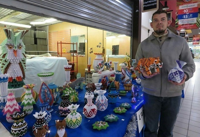 Mr Violette Arnaud devant sont stand, à Carrefour market de Pont Audemer décembre. 2020