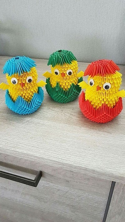 3 Petits poussins dans leurs coquilles, couleurs au choix -. REF : 0057 -. Prix : 40,00 les 3  -. Hauteur + ou - 15cm.