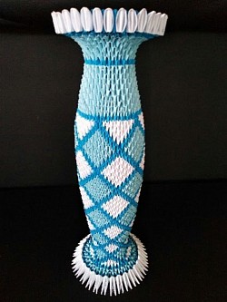 Vase blanc / bleu existe dans différentes couleurs, nous contacter avant de passé une commande - REF : 0061 - Prix  : 30,00€ - Hauteur + ou - 30cm.